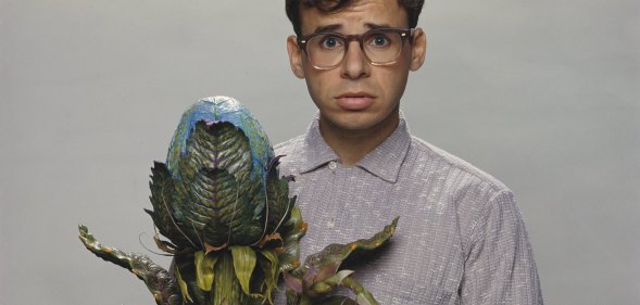 Canadien actor Rick Moranis with the plant Audrey II of the film Little Shop of Horrors, directed by Frank Oz and released in 1986. (Photo by Murray Close/Sygma/Sygma via Getty Images)