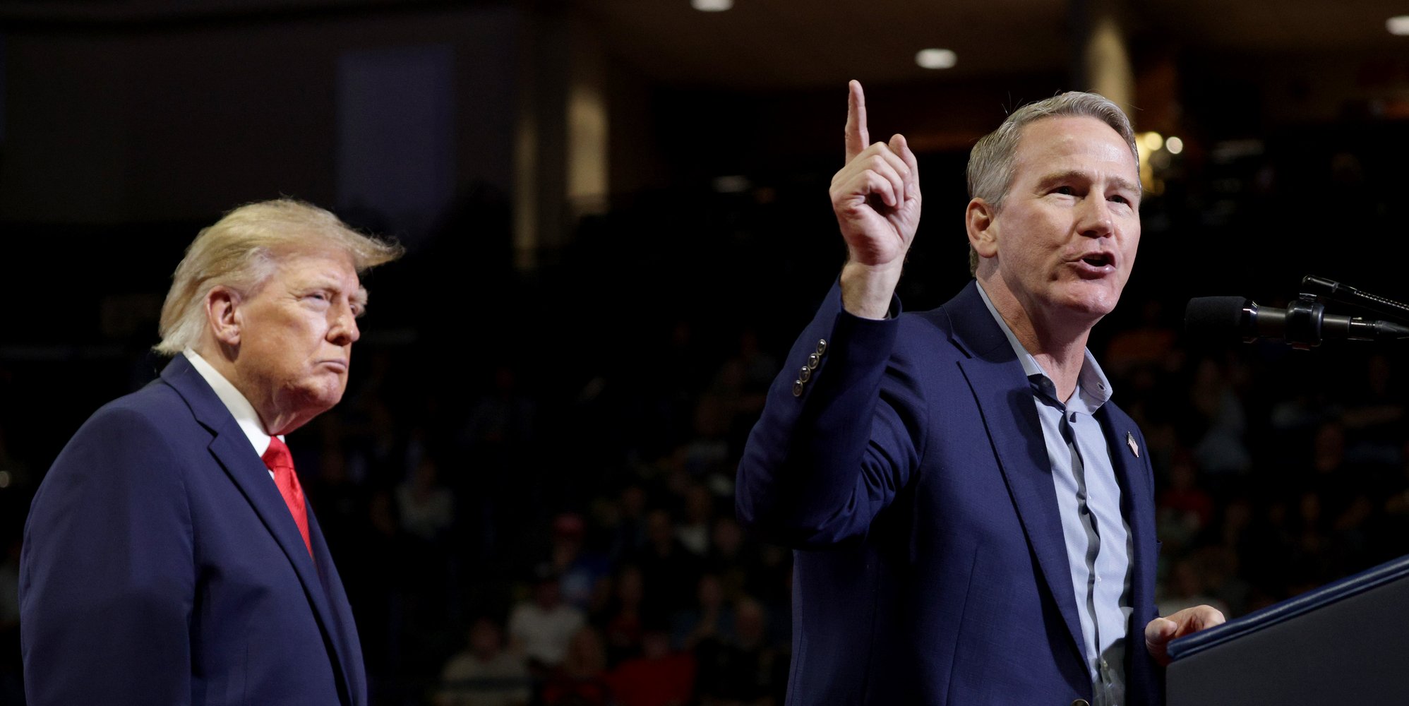 Trump dice en un mitin en Ohio que "miró" el "trasero" de Jon Husted mientras elogiaba sus manos en "garra"